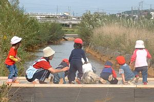 苫小牧川河川敷地で遊ぶ子供たち